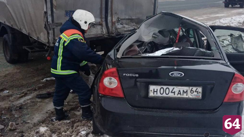 Водитель иномарки протаранил грузовик под Саратовом и погиб