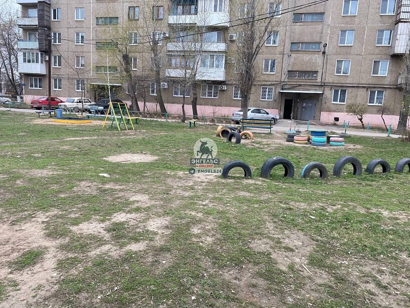 Горожане пожаловались на детские площадки «доисторических времен»