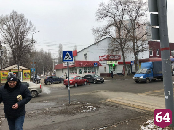 Две легковушки не поделили дорогу у саратовской больницы