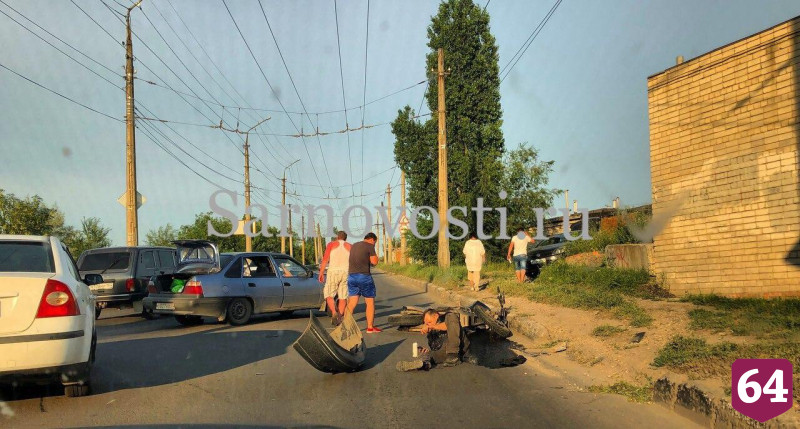 Байкер получил перелом ноги в ДТП с иномаркой
