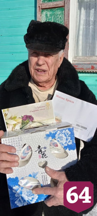 Саратовский долгожитель в 90 лет колет дрова и убирает снег
