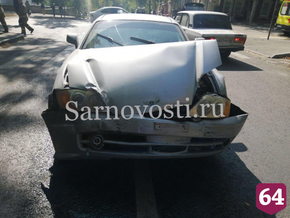 В центре Саратова женщина и ребенок пострадали в ДТП 