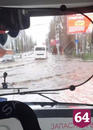 Глава Саратова поручил оперативно устранить подтопления после сильного дождя