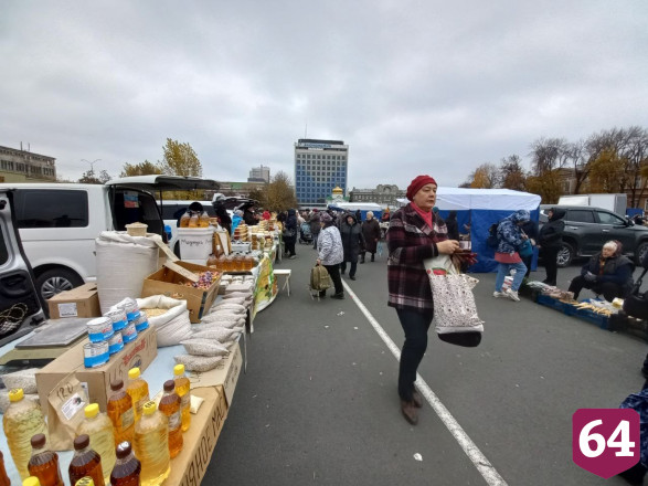 На ярмарке в Саратове продавали оружие и ежей 