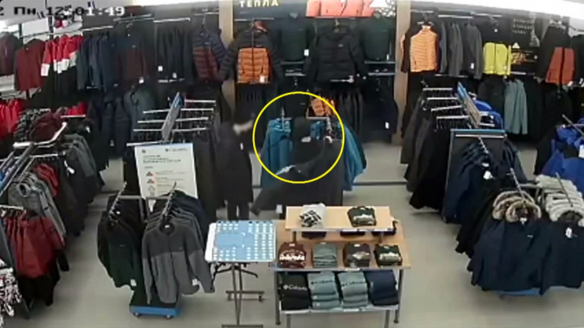 Юноша пытался украсть куртку из «Спортмастера» и попал на видео