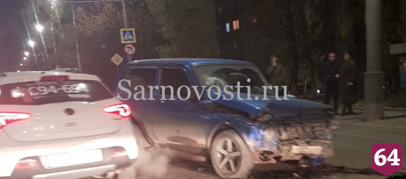 В Саратове пьяный водитель внедорожника протаранил машины