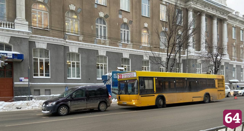 В центре Саратова автобус с пассажирами врезался в иномарку 