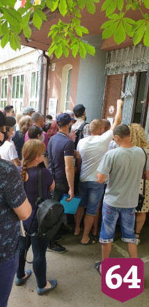 Горожане после снятия ограничений устроили столпотворение у МФЦ