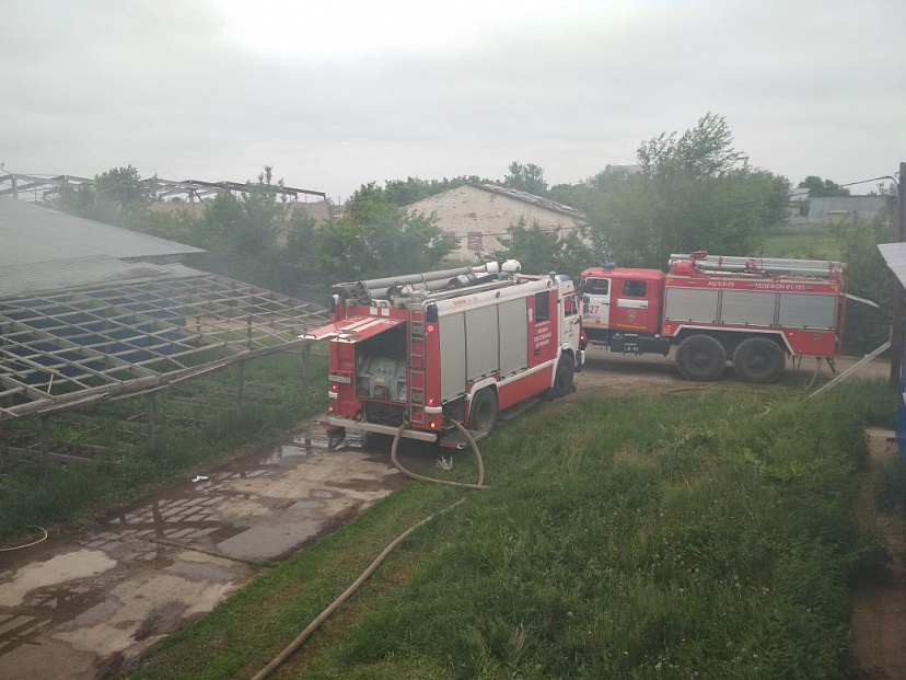 Утром под Саратовом полыхал склад с желатином