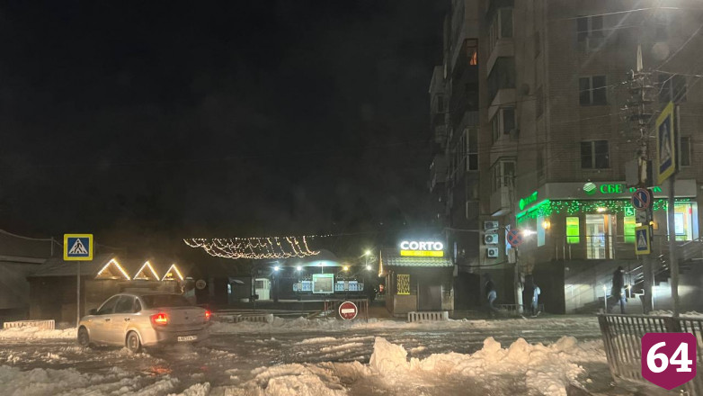 Саратовцы пожаловались на обросшую льдом улицу у горпарка