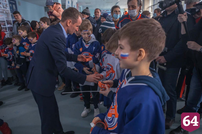«Ростелеком» подарил саратовцам уникальную фотосессию с главным трофеем чемпионата КХЛ