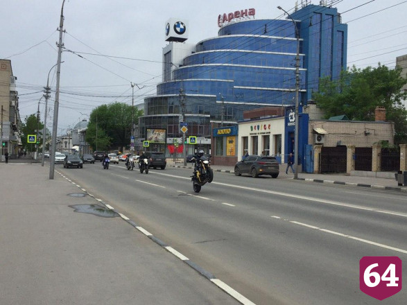 Жители Саратова в День Победы устраивают одиночные автопробеги с флагами