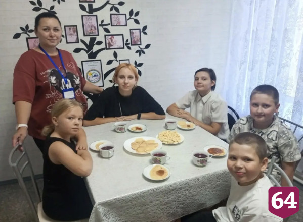 Саратовских детей на мастер-классе учили жарить оладушки