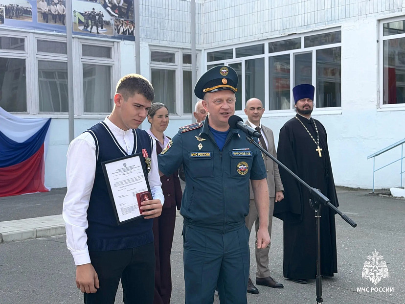 Саратовского подростка наградили за спасение людей на пожаре