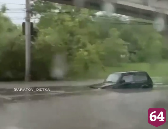 Сильный ливень затопил в Саратове несколько улиц
