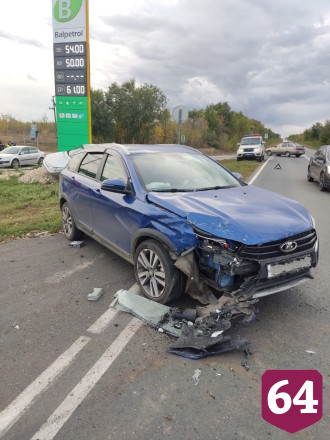Женщина травмировалась в аварии у АЗС под Саратовом
