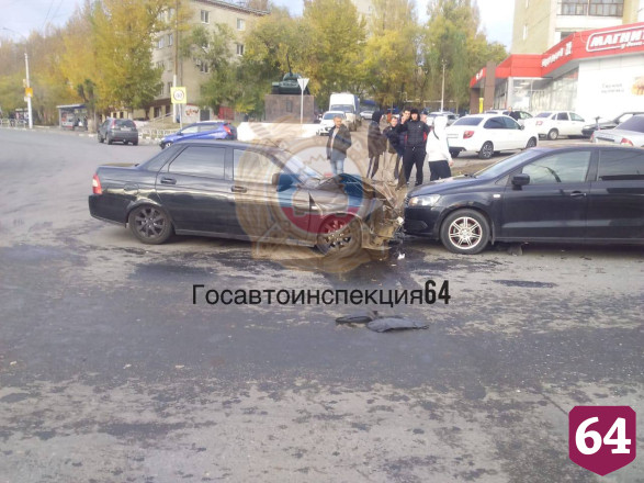 Мужчина покалечился в тройном ДТП на Танкистов