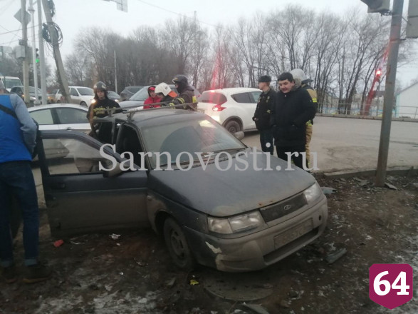 В Саратове пассажирку легковушки увезли в больницу после ДТП