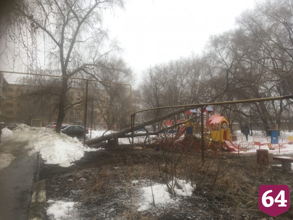 В Саратове дерево рухнуло на детскую площадку и повредило газопровод 