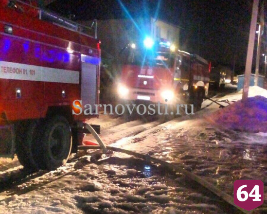 Жители Офицерской помогли потушить двухэтажный коттедж