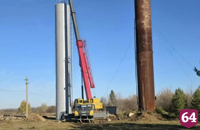 В отдаленном районе устанавливают водонапорную башню 