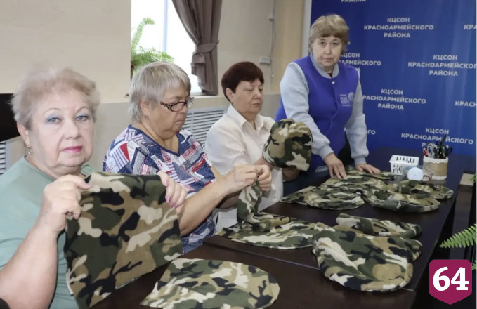 Саратовские волонтеры шьют камуфляжные балаклавы для бойцов СВО