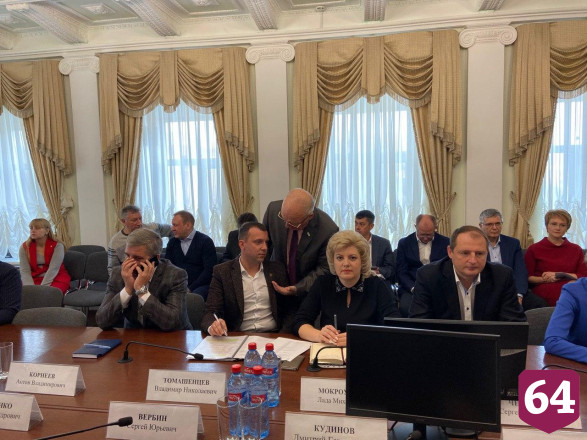 Коммунальщикам в Саратове напомнили об открытых люках 