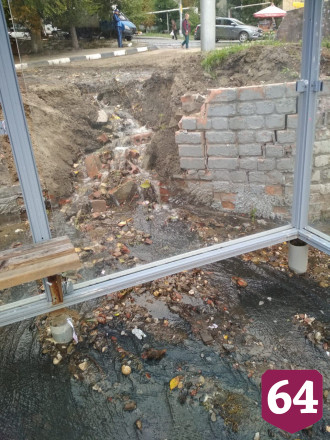 В Саратове пассажиры ждут автобусы в воде