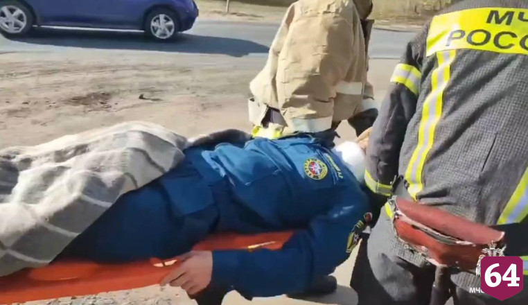 В Саратове пожарные разрезали крышу «Жигулей» для спасения пострадавших в ДТП