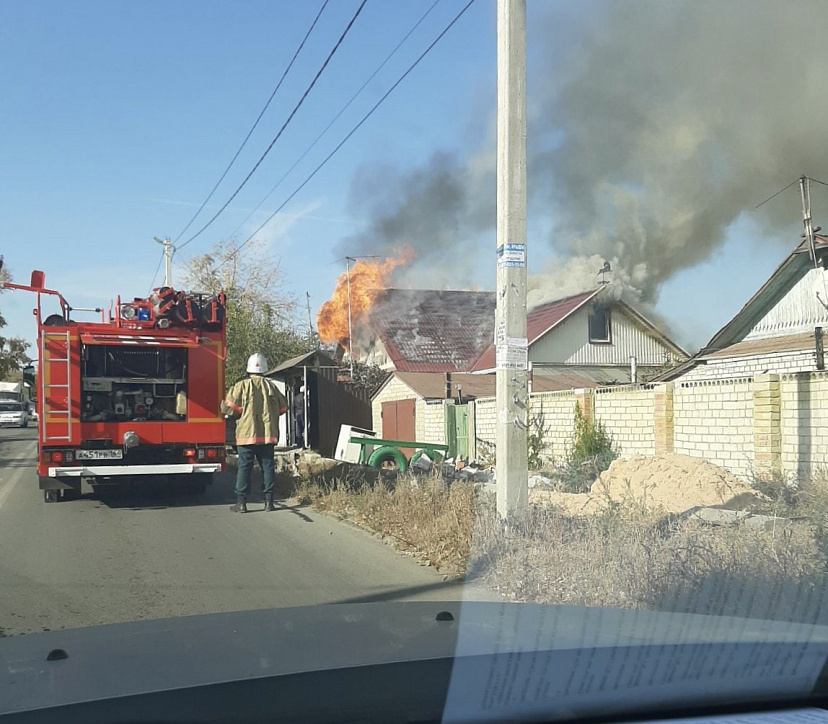 Пожарные отбивали от огня частный дом на Сызранской