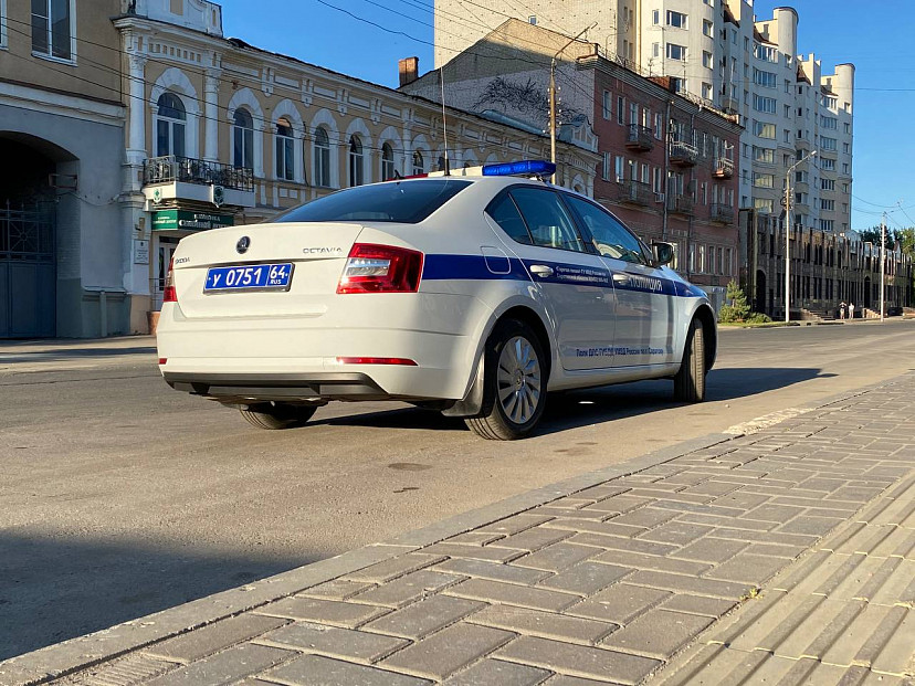 Житель Саратова пугал сына и мать молотком