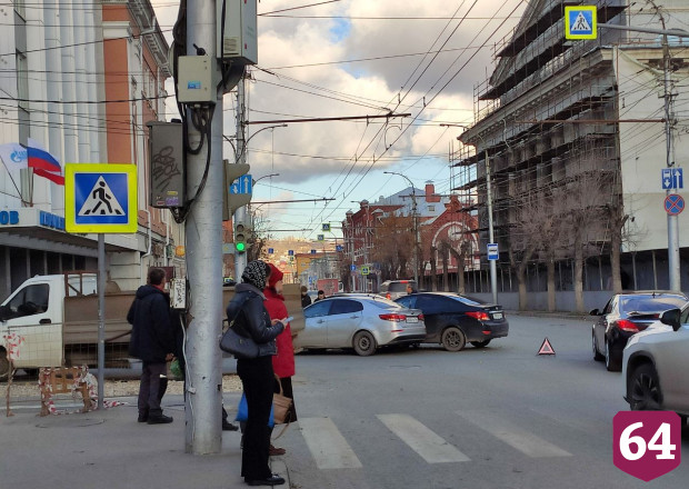 В центре Саратова иномарки не поделили перекресток 