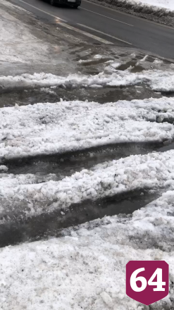 В Саратове «скорые» не могут проехать по дороге с полуметровой колеей