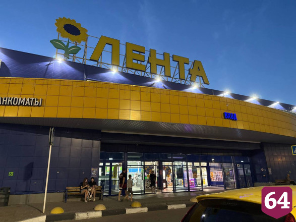 В Энгельсе пенсионерка устроила на парковке стриптиз за 50 рублей 