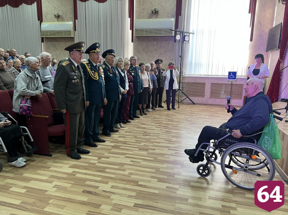 В Энгельсском доме-интернате для престарелых и инвалидов состоялась торжественная церемония передачи копии Знамени Победы