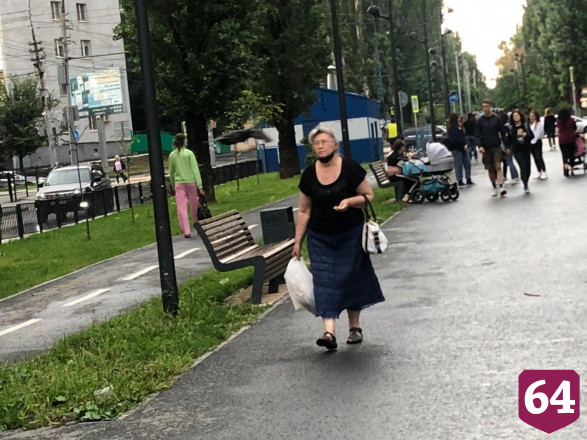 Жители Саратова после дождя вышли гулять без масок