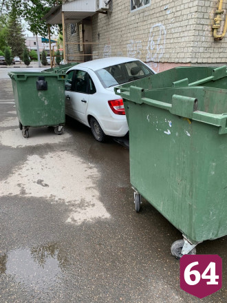 В Саратове автомобиль на тротуаре заблокировали мусорными баками