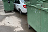 В Саратове автомобиль на тротуаре заблокировали мусорными баками