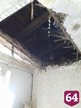 Жители Саратова предложили чиновникам пожить в квартире с рухнувшим потолком