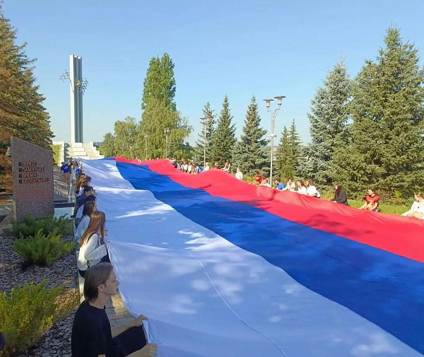 В парке Победы развернули триколор и почтили память защитников Отечества