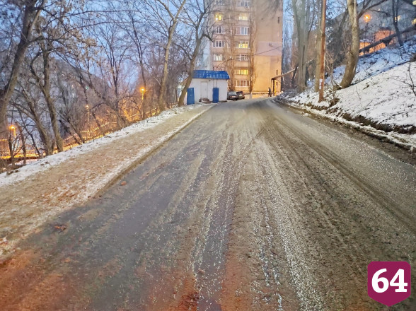 Саратовцев возмутил ежегодный ремонт трубы чопиком