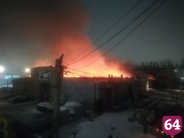 В Саратове крупный пожар уничтожил СТО