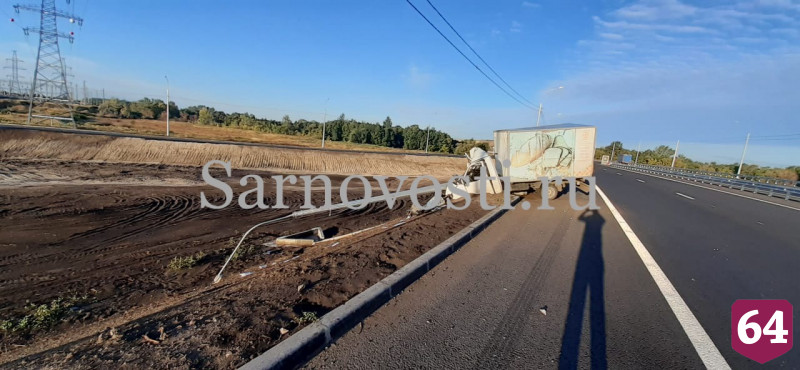 Под Саратовом водитель фургона с хлебом уснул и протаранил столб