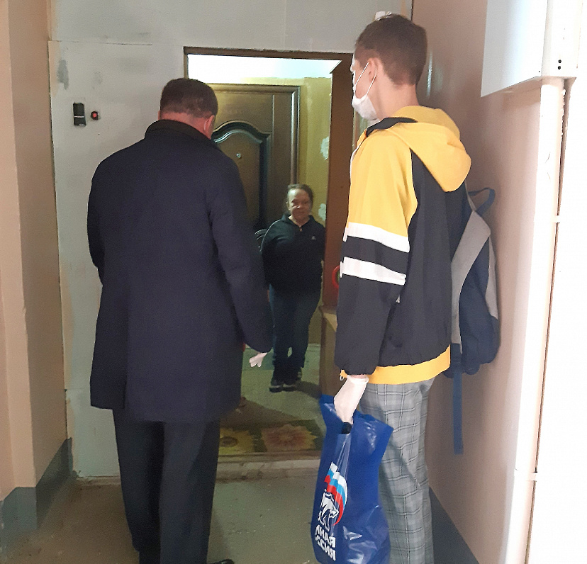 Ветерану и многодетной семье на самоизоляции передали продукты и канцтовары