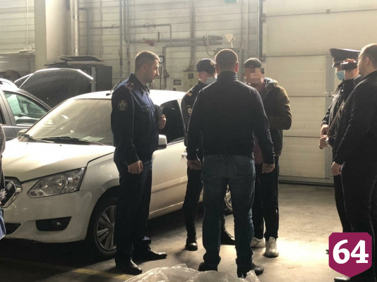 В Саратове охранник автосалона насмерть забил коллегу и бросился в бега