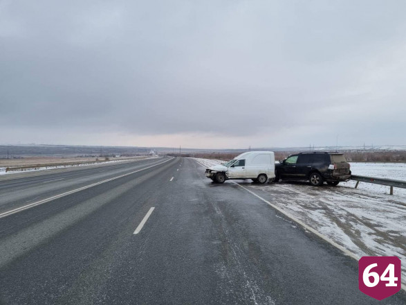 Под Саратовом внедорожник протаранил отбойник после ДТП