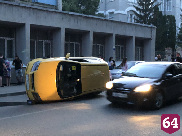 Автоледи опрокинула иномарку в центре Саратова