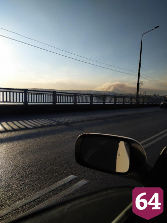 Дым от крупного пожара под Саратовом виден из Энгельса