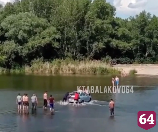 Саратовцы на автомобиле переправились через реку с водопадами