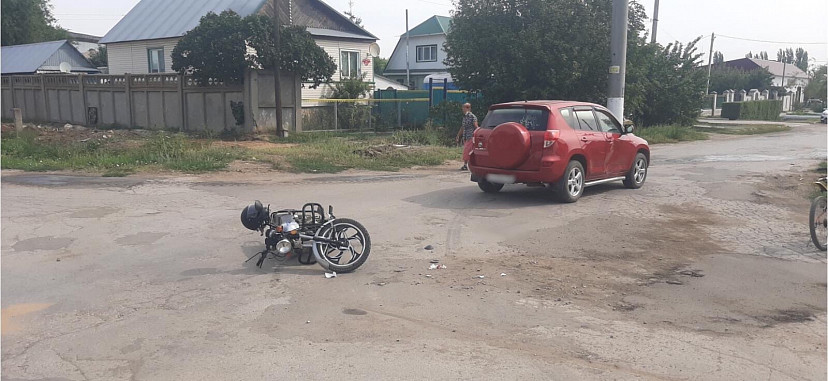Под Саратовом внедорожник протаранил 15-летнего подростка на мопеде